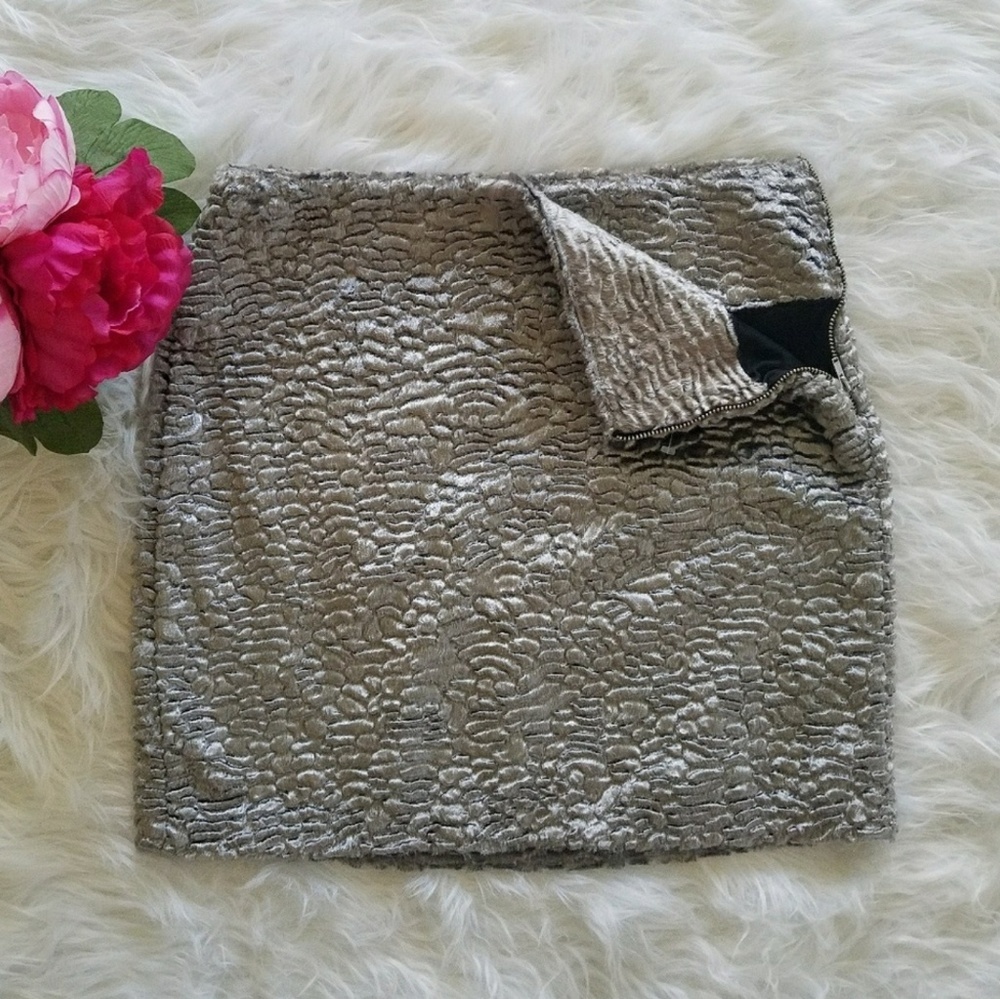 Women's Size 2 Silver Faux Fur Mini Skirt NEW